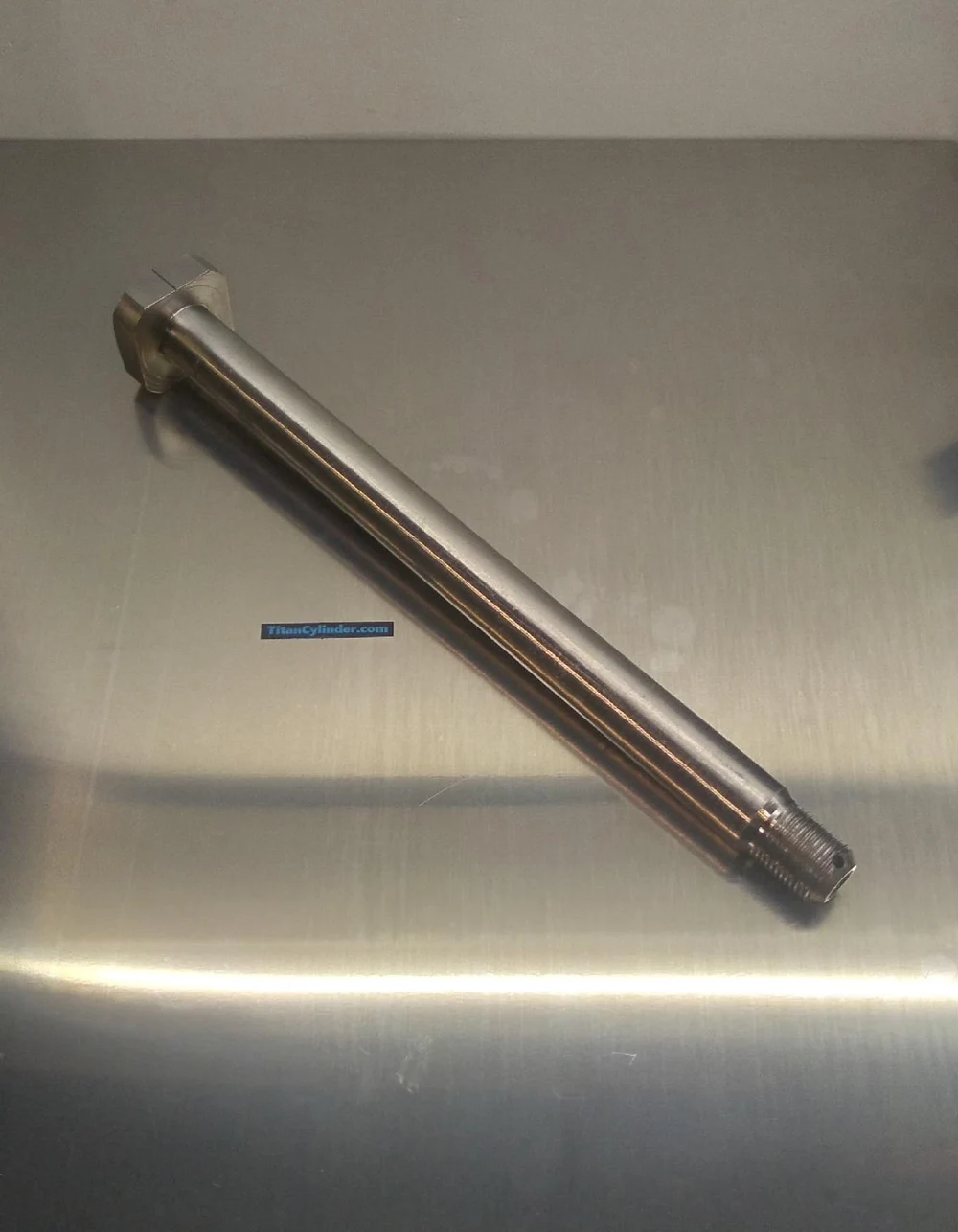 Титановые оси колес и маятников.